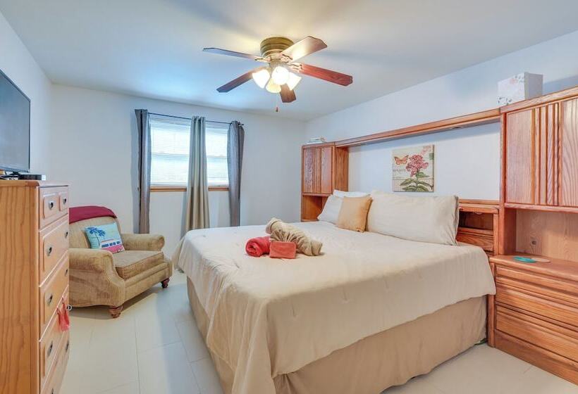Cozy Tampa Retreat W/ Pool ~ 11 Mi To Downtown