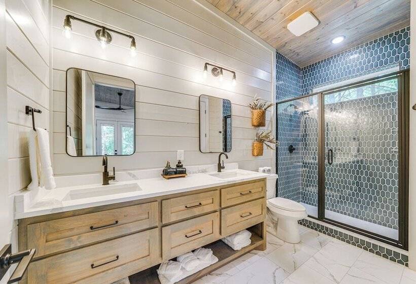 Deluxe Riverfront Cabin In Broken Bow W/ Hot Tub!