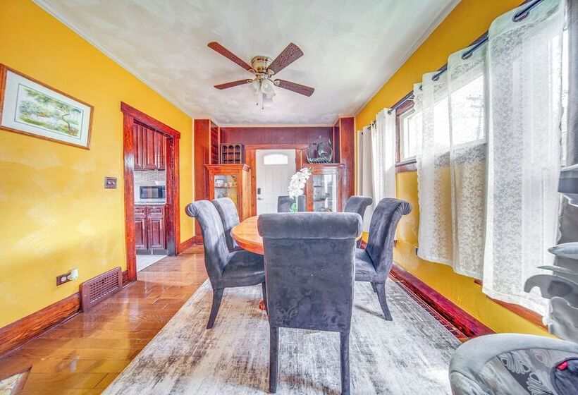 Family Friendly Home: Walk To Lake Erie!