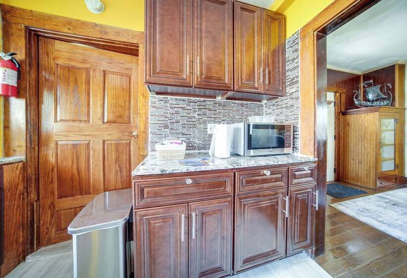 Family Friendly Home: Walk To Lake Erie!