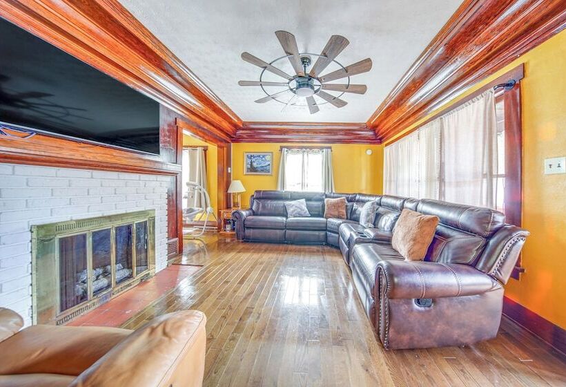 Family Friendly Home: Walk To Lake Erie!