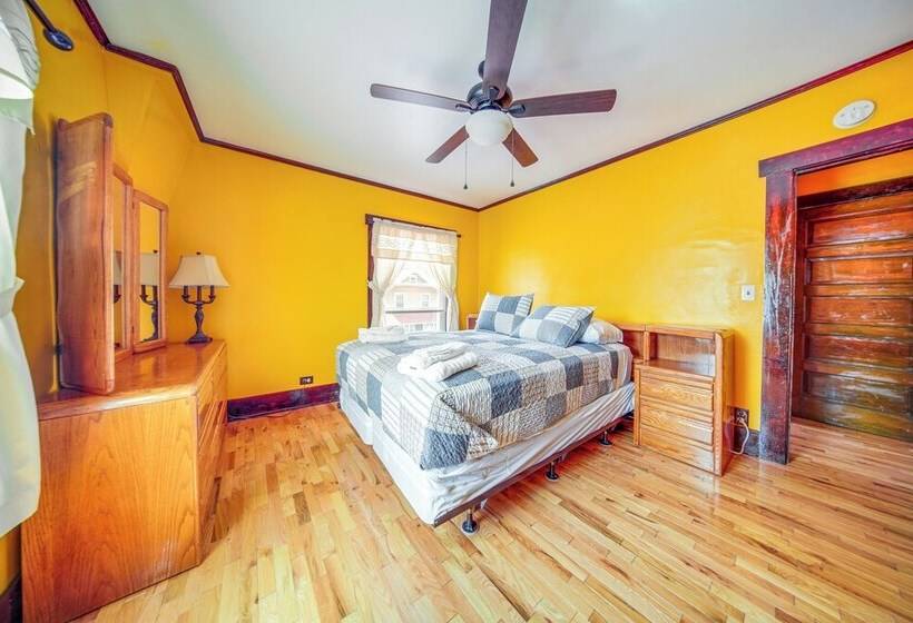 Family Friendly Home: Walk To Lake Erie!