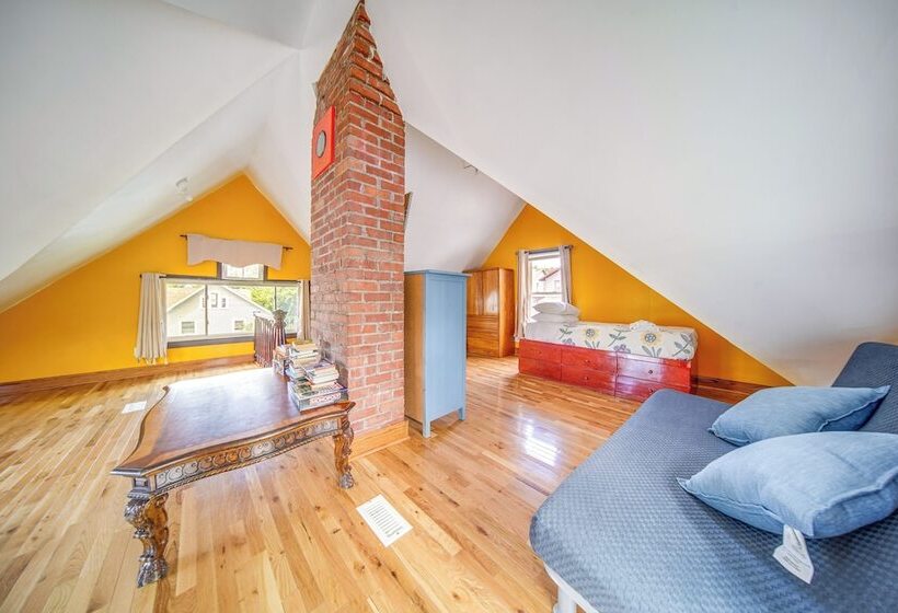 Family Friendly Home: Walk To Lake Erie!