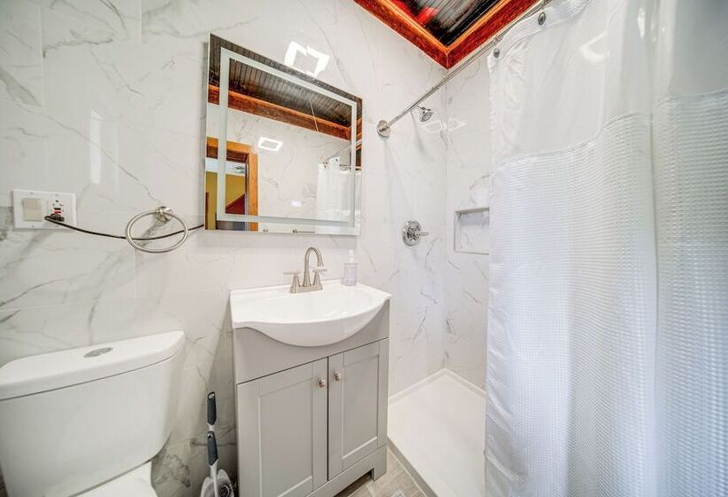 Family Friendly Home: Walk To Lake Erie!