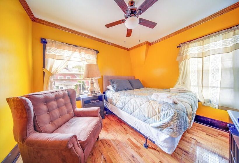 Family Friendly Home: Walk To Lake Erie!