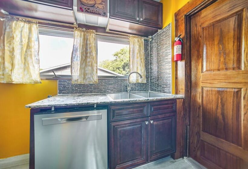 Family Friendly Home: Walk To Lake Erie!