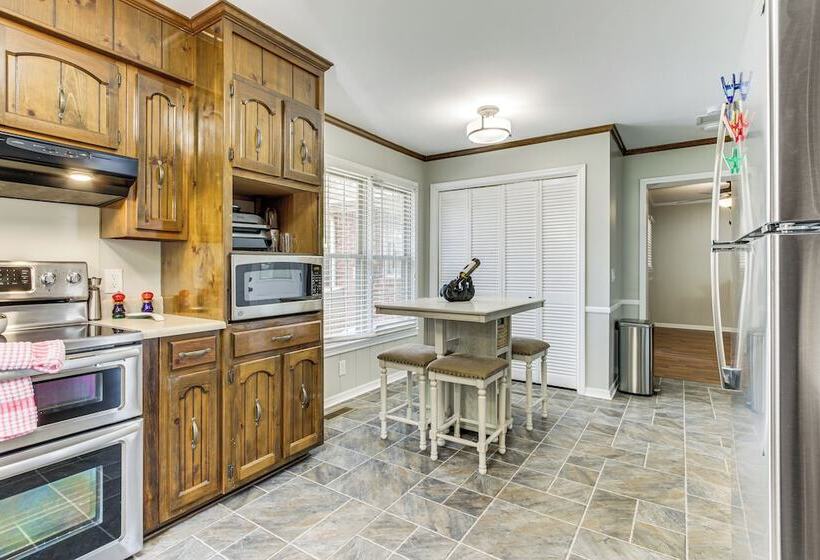 Florence Family Home W/ Dog Friendly Yard