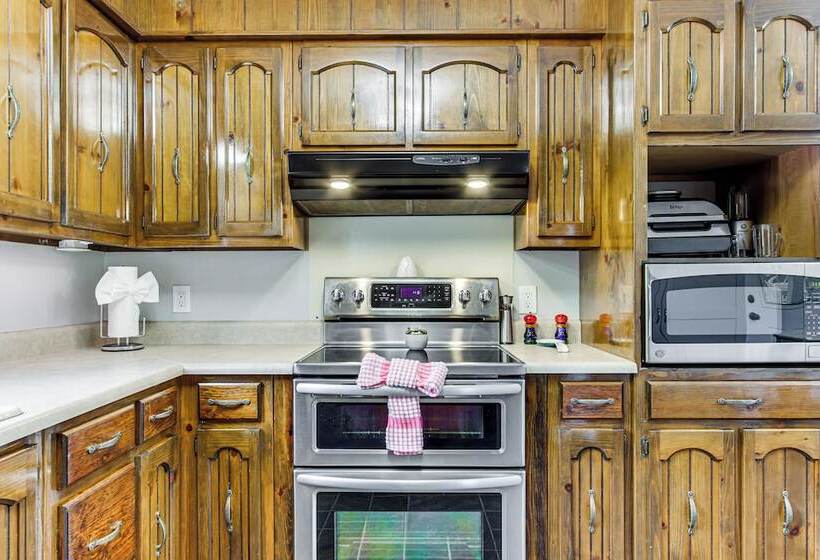 Florence Family Home W/ Dog Friendly Yard