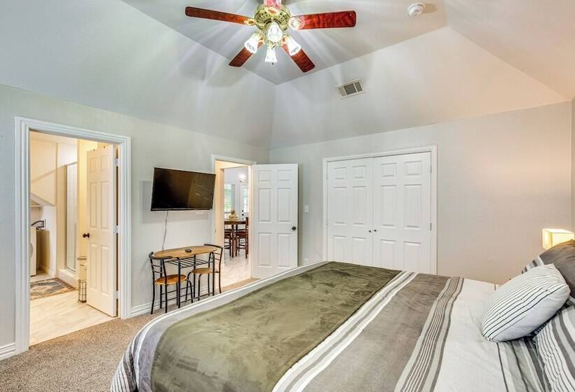 Grand Prairie Group Getaway: Pets Welcome!