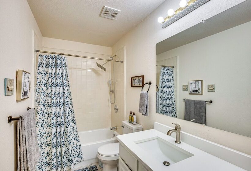 Grand Prairie Group Getaway: Pets Welcome!