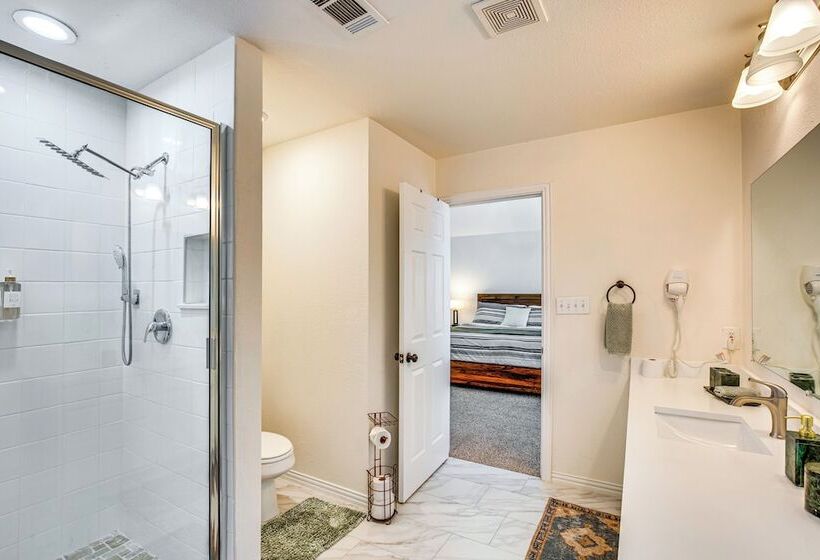 Grand Prairie Group Getaway: Pets Welcome!