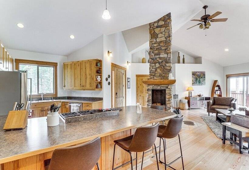 Home Near Glacier National Park W/ Hot Tub & Deck!