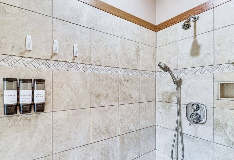 Home Near Glacier National Park W/ Hot Tub & Deck!