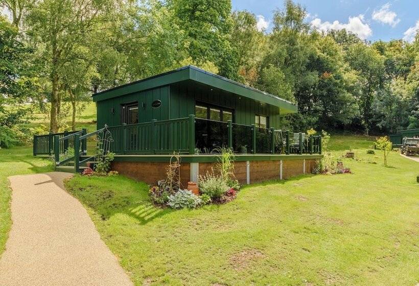 Отель Secret Waterside Lodges In Worcestershire