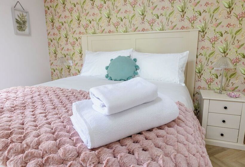 Отель Secret Waterside Lodges In Worcestershire