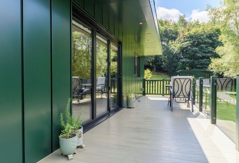 Отель Secret Waterside Lodges In Worcestershire