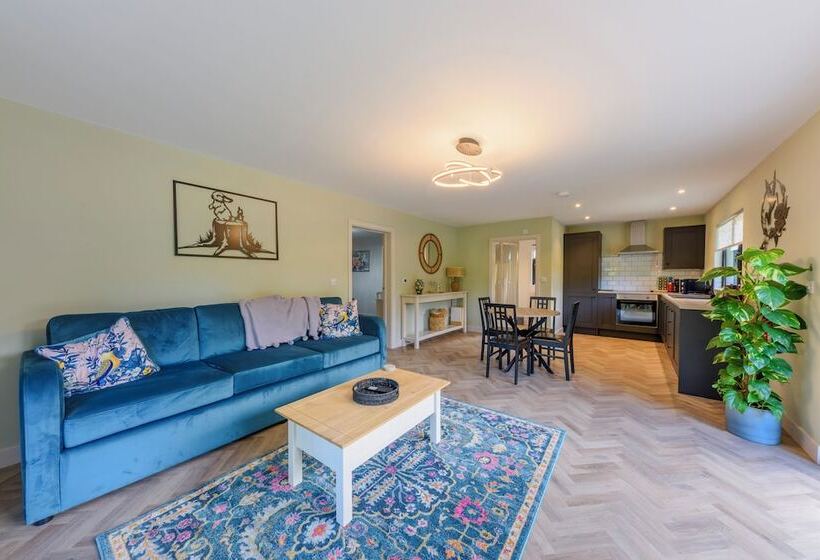 Отель Secret Waterside Lodges In Worcestershire