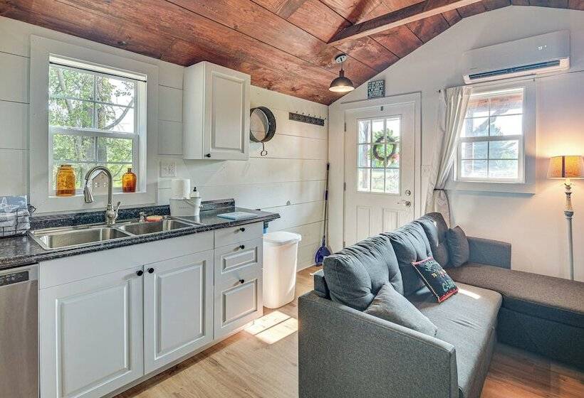 Isle La Motte Cabin ~ 3 Mi To Lake Champlain!