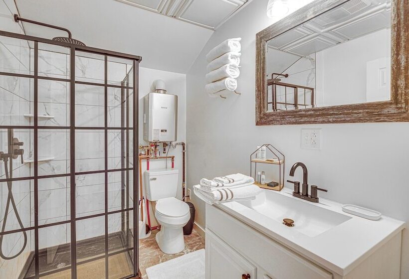 Isle La Motte Cabin ~ 3 Mi To Lake Champlain!