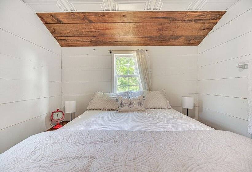 Isle La Motte Cabin ~ 3 Mi To Lake Champlain!