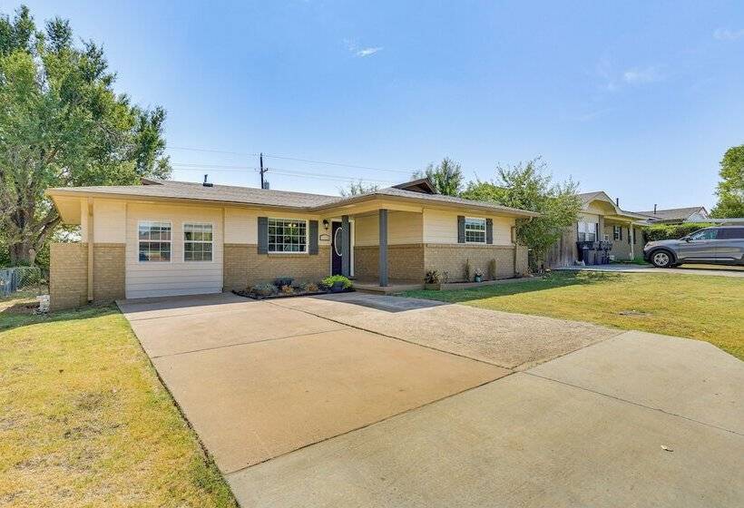 4 Mi To Museum Of The Great Plains: Lawton Home!