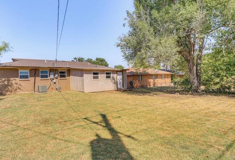 4 Mi To Museum Of The Great Plains: Lawton Home!