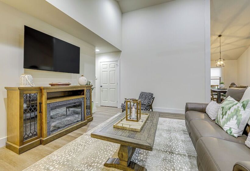 Maggie Valley Home: Porch & Yard