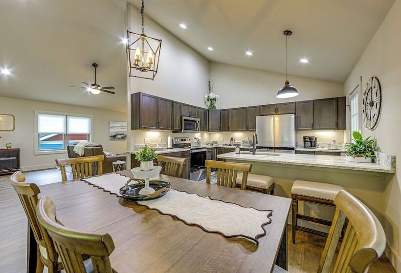 Maggie Valley Home: Porch & Yard