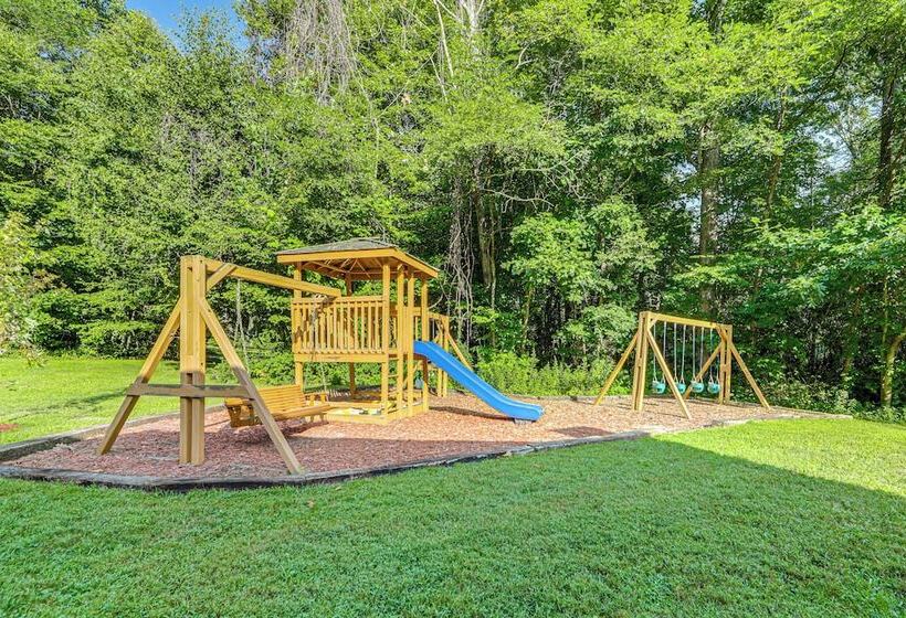 Maggie Valley Home: Porch & Yard