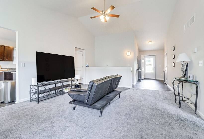 Michigan Home W/ Yard, 3 Mi To Detroit Airport