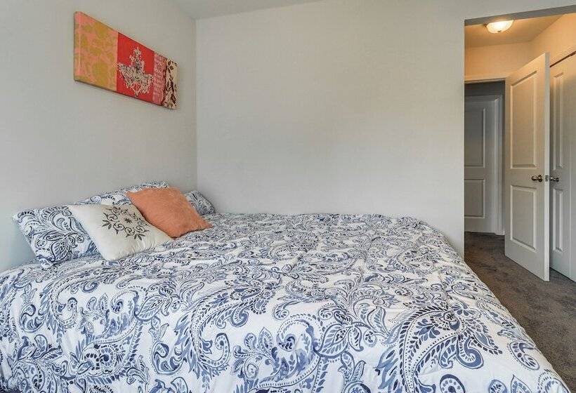 Michigan Home W/ Yard, 3 Mi To Detroit Airport