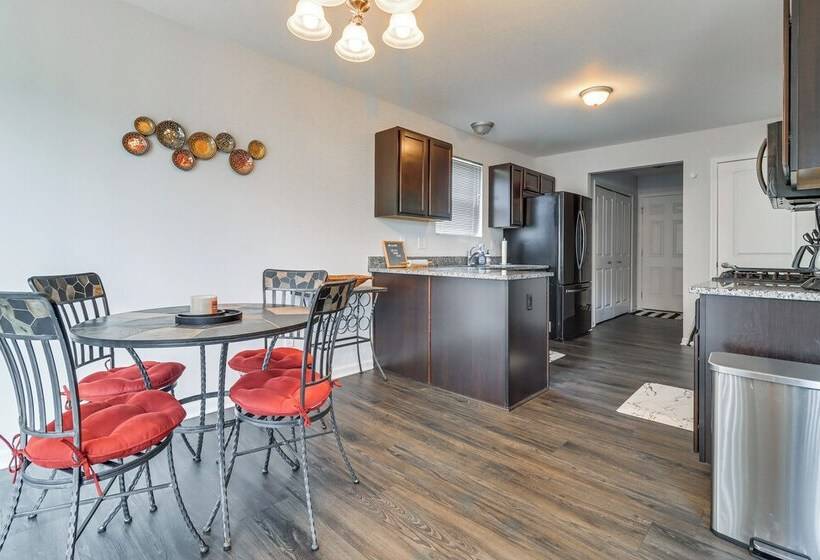 Michigan Home W/ Yard, 3 Mi To Detroit Airport