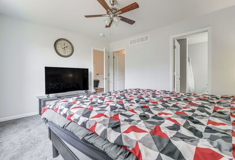 Michigan Home W/ Yard, 3 Mi To Detroit Airport