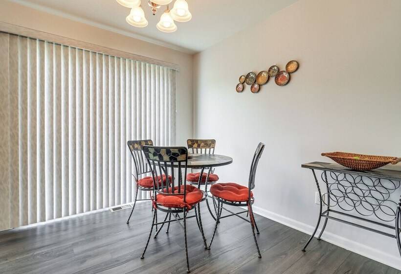 Michigan Home W/ Yard, 3 Mi To Detroit Airport