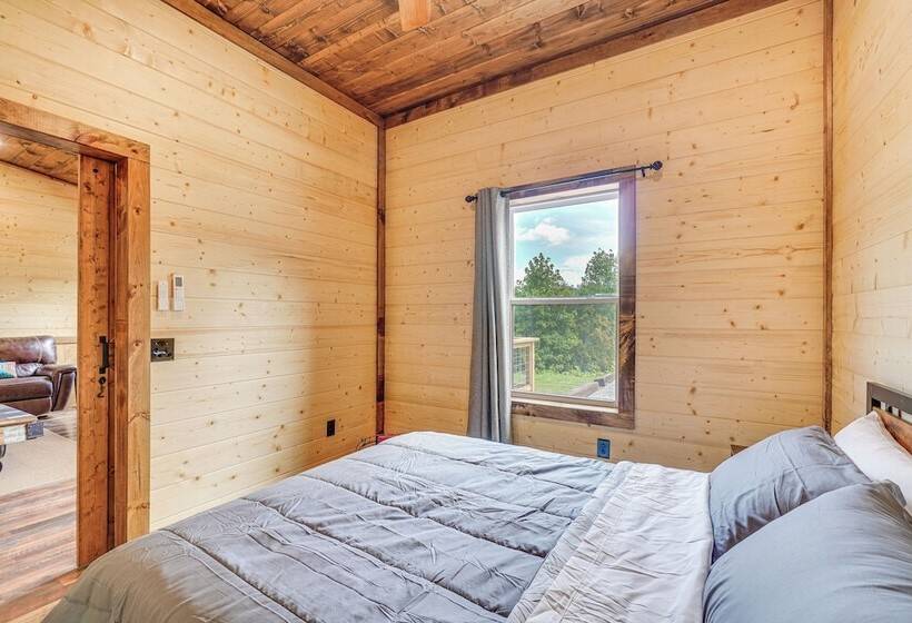 Hot Tub & Mtn Views: Pet Friendly Englewood Cabin