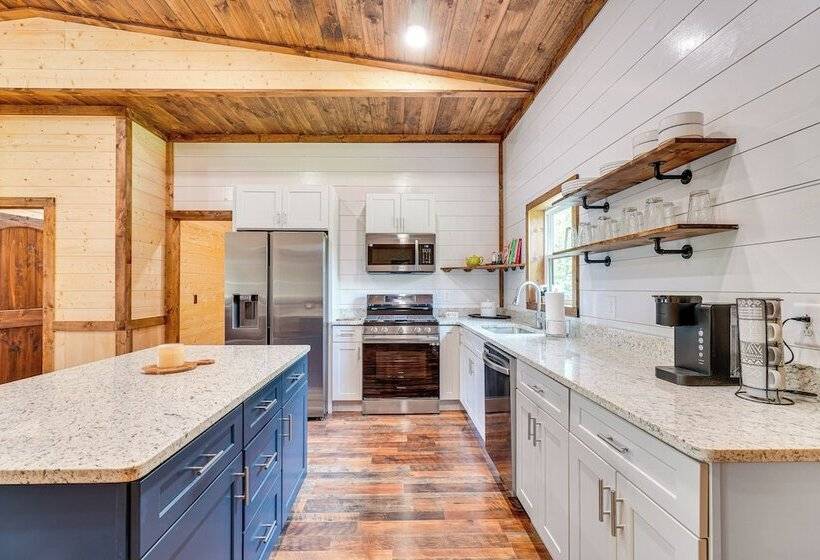 Hot Tub & Mtn Views: Pet Friendly Englewood Cabin