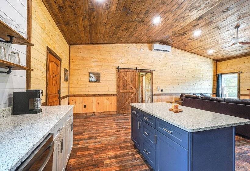 Hot Tub & Mtn Views: Pet Friendly Englewood Cabin