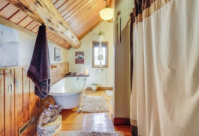 North Dakota Cabin W/ Private Deck & Sauna!