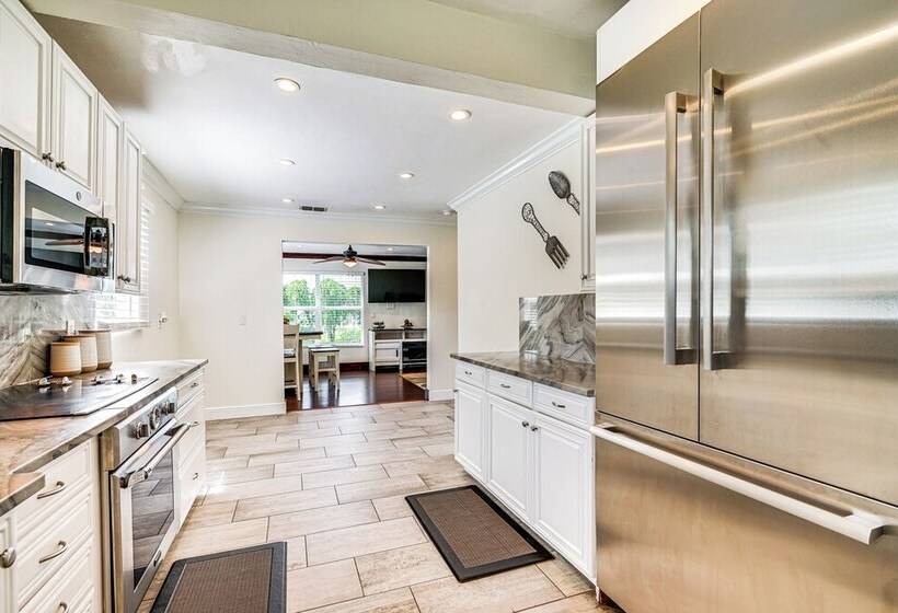 Peaceful Fort Myers Home: Walk To Buckingham Farms