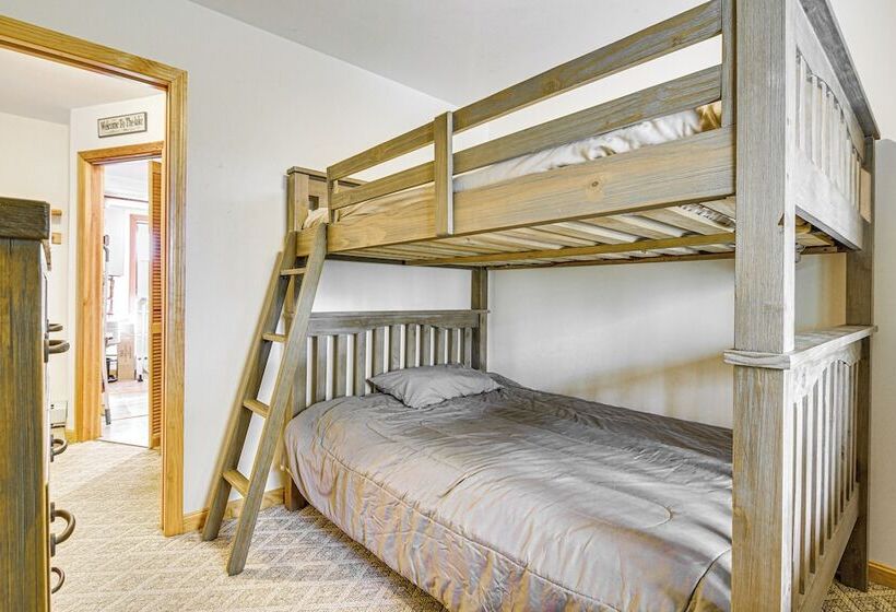 Peaceful Highland Lake Home W/ Kayaks, Dock Access