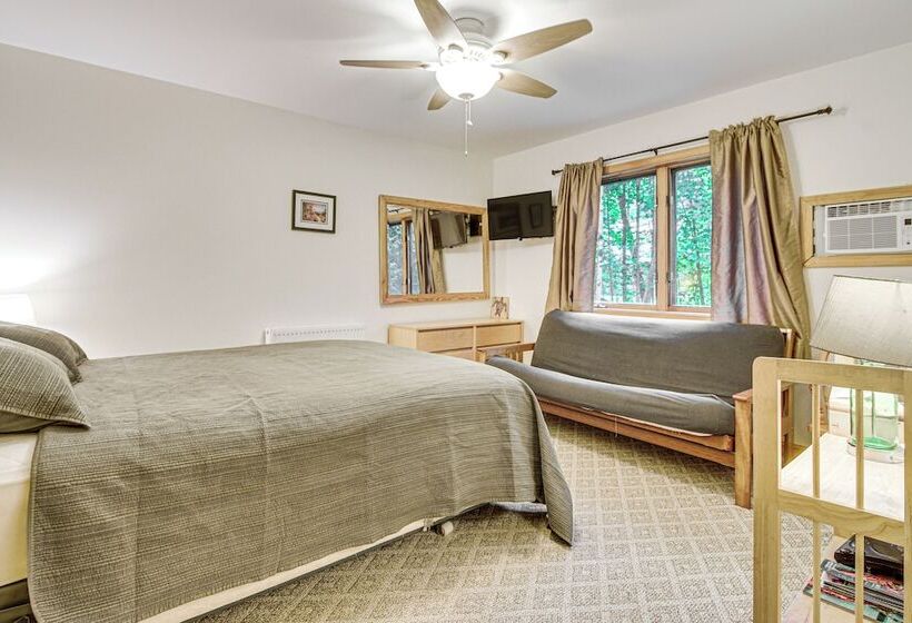 Peaceful Highland Lake Home W/ Kayaks, Dock Access