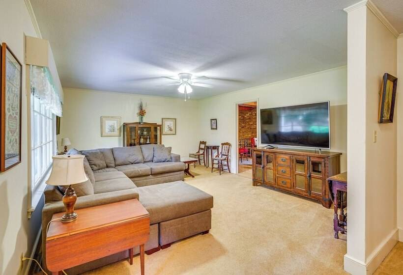 Peaceful Lumberton Home   7 Mi To Dtwn Riverwalk!