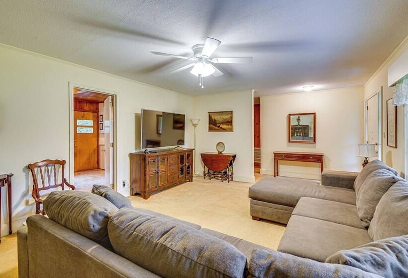 Peaceful Lumberton Home   7 Mi To Dtwn Riverwalk!