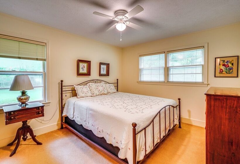 Peaceful Lumberton Home   7 Mi To Dtwn Riverwalk!