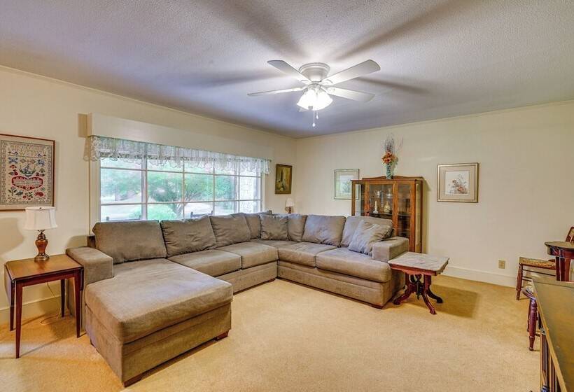 Peaceful Lumberton Home   7 Mi To Dtwn Riverwalk!