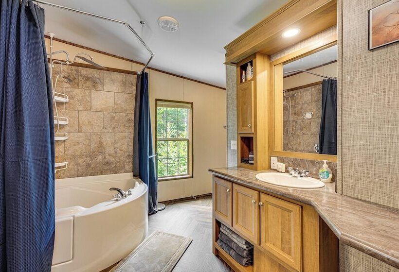 4 Mi To Lake Francis: Peaceful Pittsburg Home