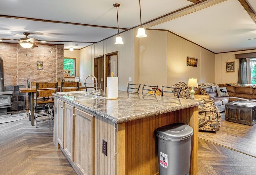 4 Mi To Lake Francis: Peaceful Pittsburg Home