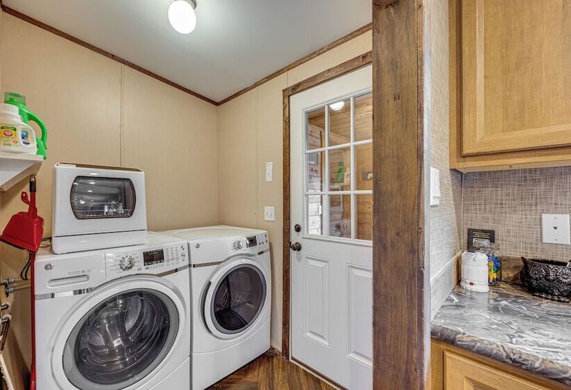 4 Mi To Lake Francis: Peaceful Pittsburg Home