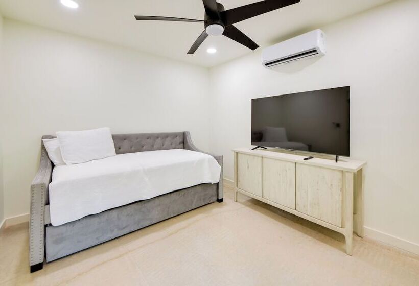 Screened Porch: Pet Friendly Dadeville Cabin!