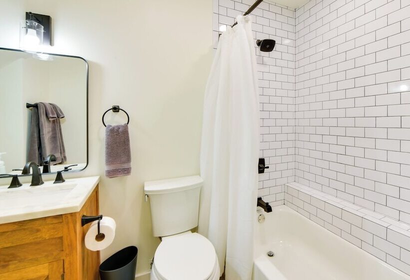 Screened Porch: Pet Friendly Dadeville Cabin!